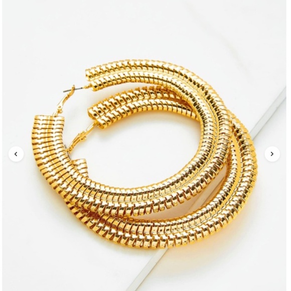 NWT--LARGE GOLD TONE HOOP EARRINGS - Picture 4 of 5